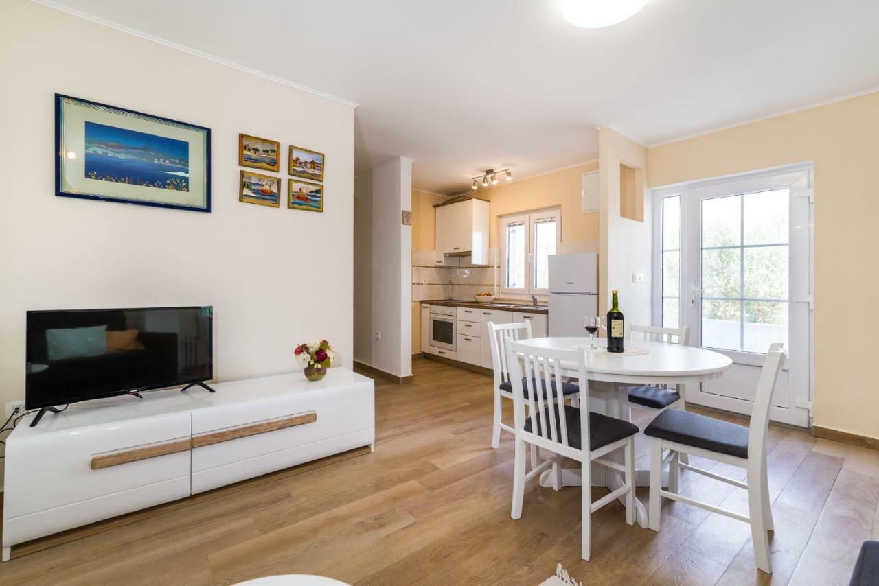 Long Island Olive Apartment Sali Bagian luar foto