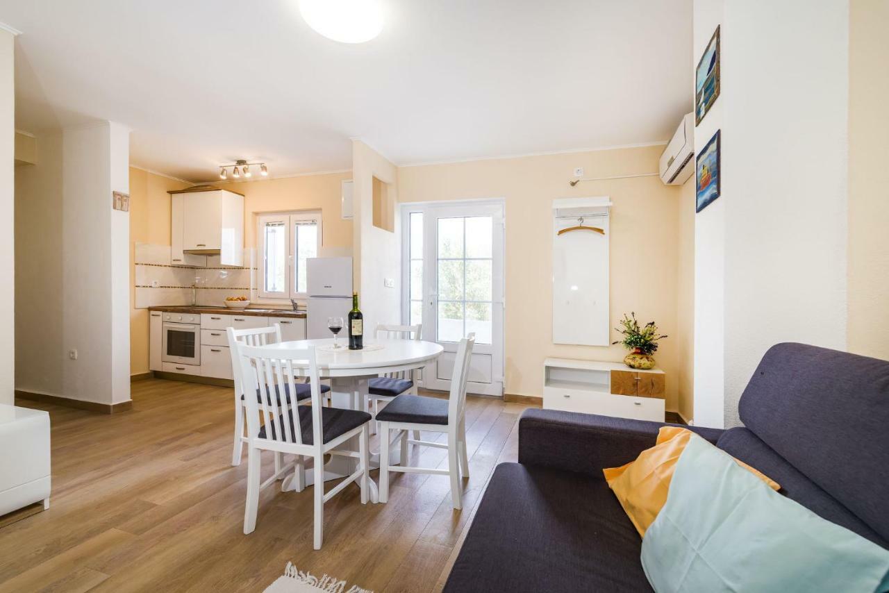 Long Island Olive Apartment Sali Bagian luar foto